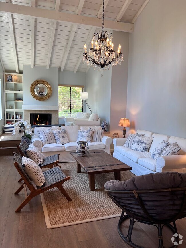 Building Photo - Fully-furnished Sleek 2-bedroom, 2-bathroo... Rental
