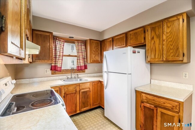28 Middle St Unit 2