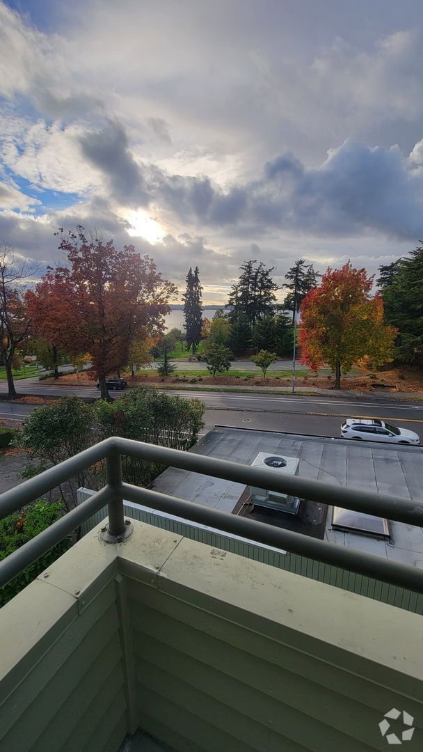 Building Photo - DOWNTOWN KIRKLAND 2 BED, 2.5 BATH TOWNHOME...