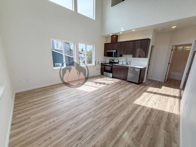Photo - 2584 Gilbert St S