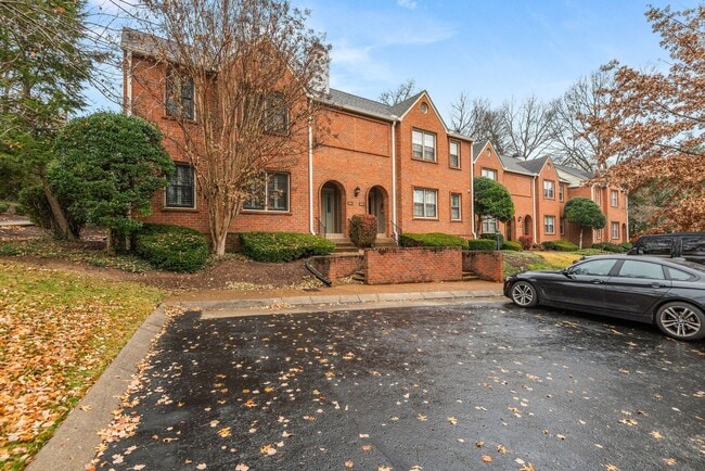 Building Photo - Townhome LOCATION!