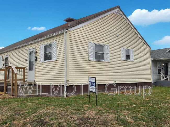 Building Photo - 702 W 23rd St