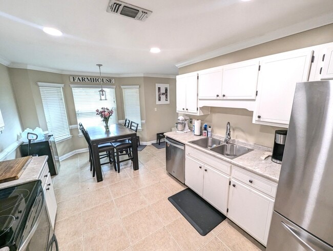 Photo - 437 Bridgewater Ct