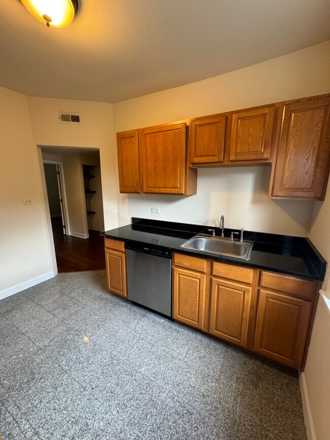 Photo - 2440 N Hamlin Ave Unit 2B