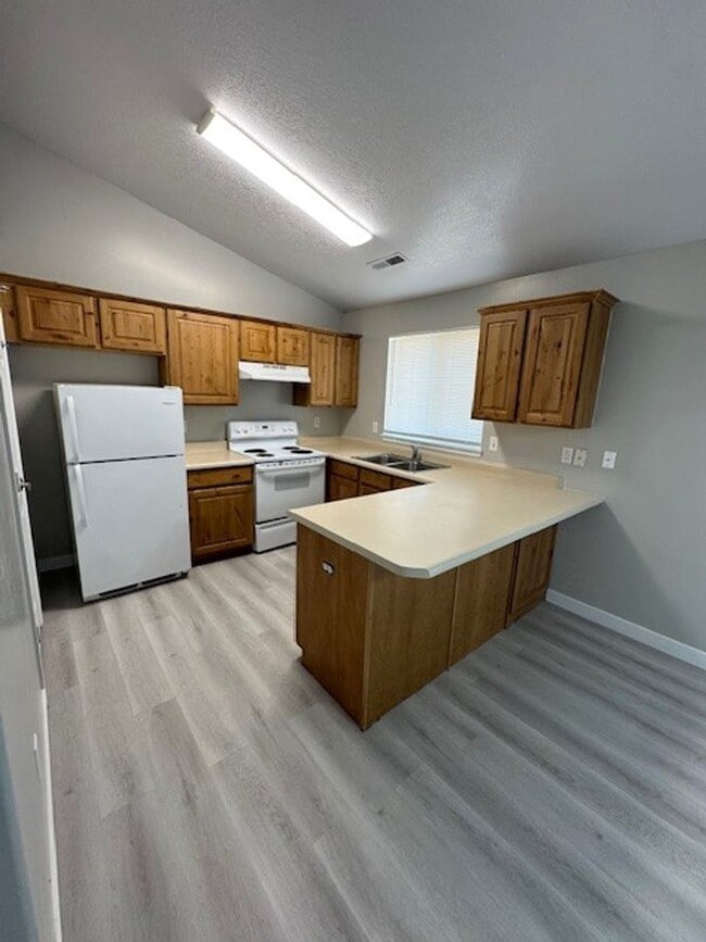 Sunshine & Savings: 2 Weeks Rent Free & $1... - Sunshine & Savings: 2 Weeks Rent Free & $1... House