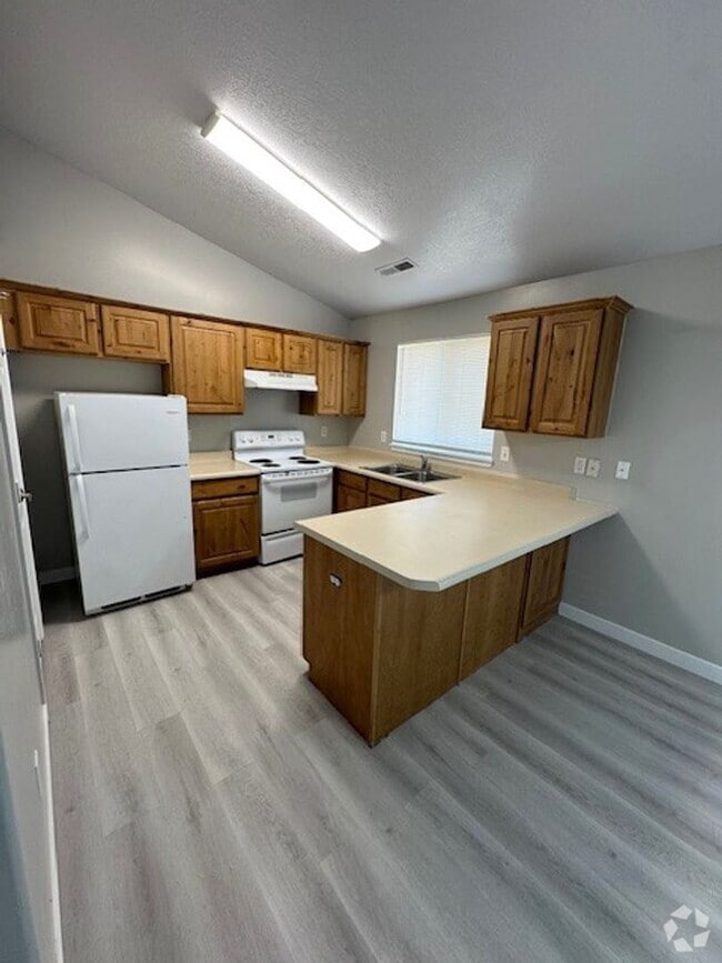 Building Photo - Sunshine & Savings: 2 Weeks Rent Free & $1... Rental