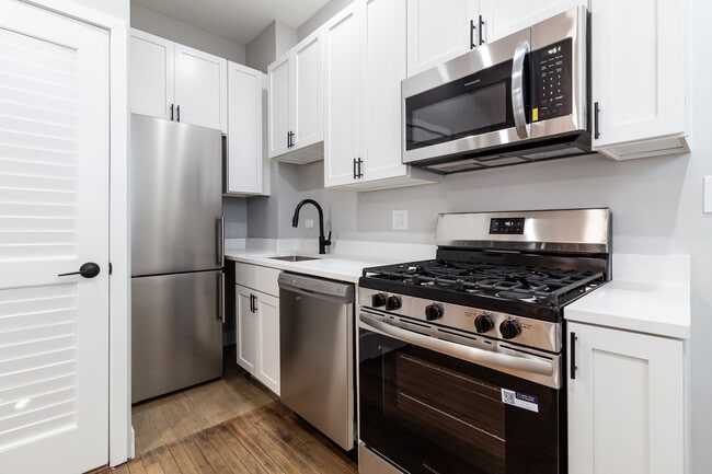 Building Photo - 3830 N Wilton Ave