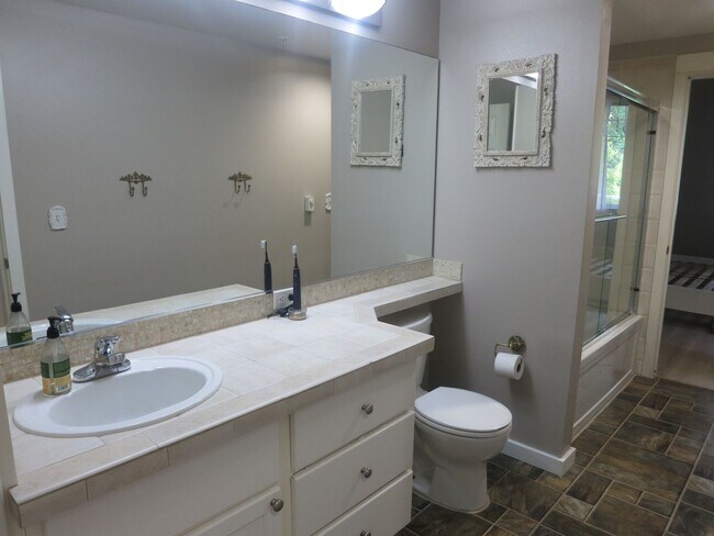 Photo - Beautiful 2 Bedroom Condo in Sammamish