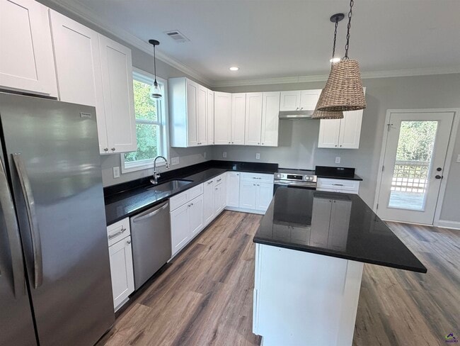 Photo - 215 McEwen Ct