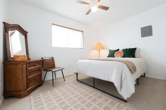 Building Photo - Executive Rental **Stylish & Fully Furnished 2-Bedroom in the Heart of Farmington – Flexible Leas... Unit 3