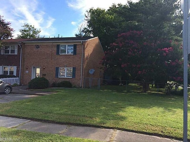 Building Photo - 800 St Denis Ct