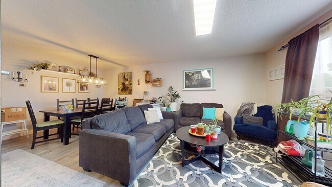 Photo - 1436 62 St NW