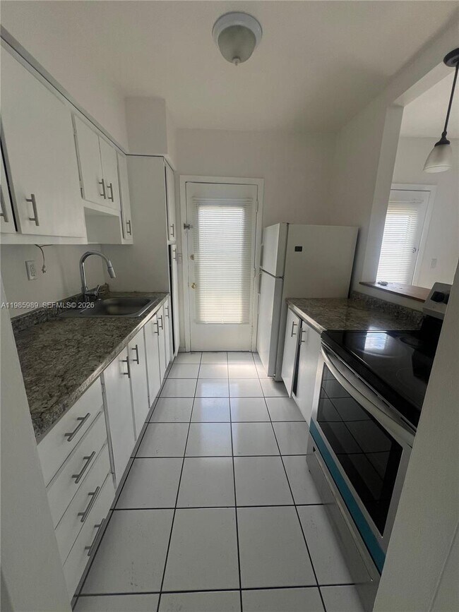 Building Photo - 12665 NE 16th Ave Unit 25