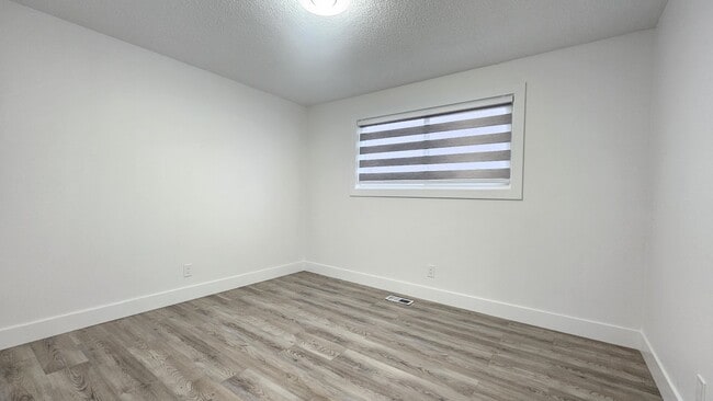 Photo - 6085 Glenmore Dr