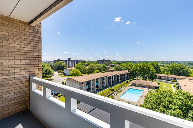 3BR, 2BA - 1,370SF - Balcony