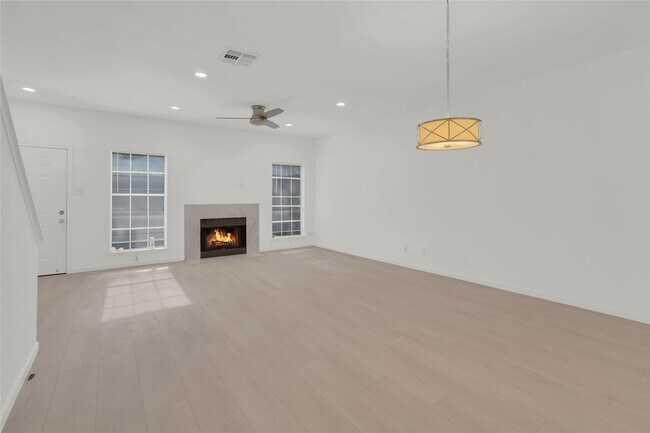 Building Photo - 4001 Tanglewilde St Unit 102 Rental