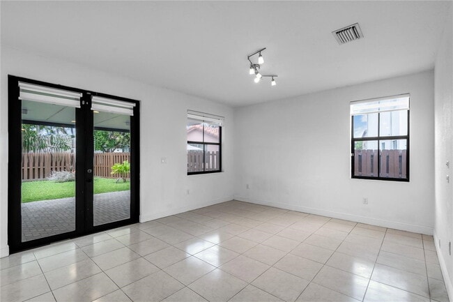 Photo - 9925 NW 10th St