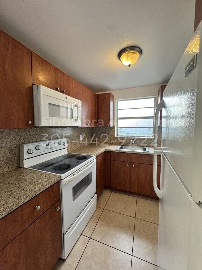 Kitchen - Alhambra Apartments