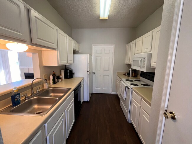 Kitchen - 12166 Metric Blvd Unit 370