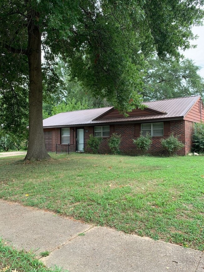 Building Photo - 2bedroom/1bath all brick home - No HUD