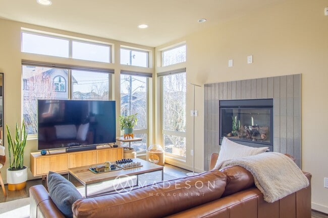 Building Photo - Elegant Townhouse Two Blocks from Green Lake Park!