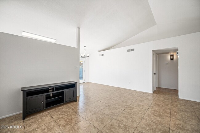 Photo - 2943 E Irwin Ave