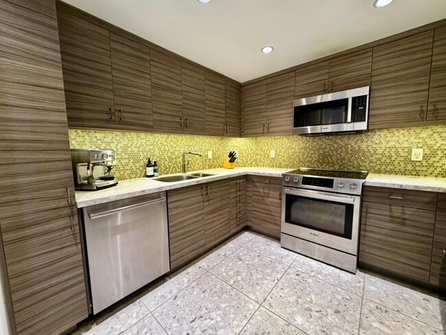 Kitchen (Equipped) - 1250 S Miami Ave Unit 2403