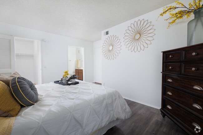 2BR, 2BA - 1,040SF - Primary Bedroom