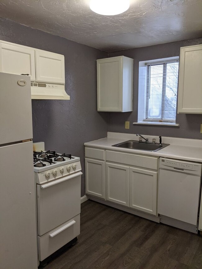 Building Photo - 266 Plymouth St Unit 2
