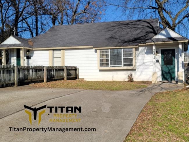 Building Photo - Large Studio Under $700 Unit B