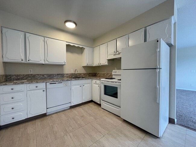 Building Photo - Spacious Montavilla 2 Bedroom Upstairs Uni... Unit 1408