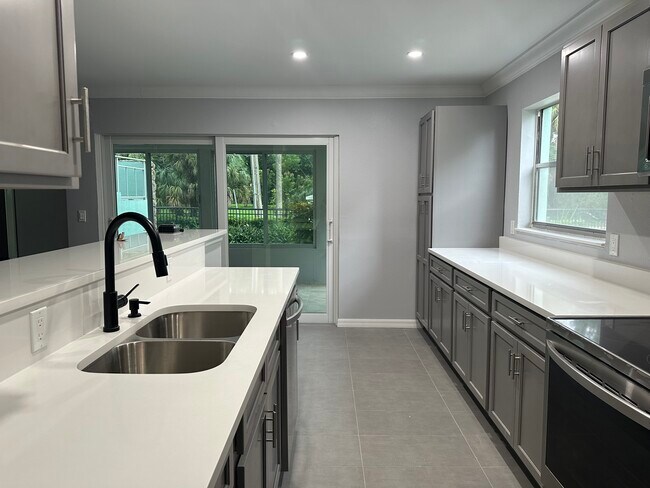 Photo - 3225 E Riverside Dr Unidad 61F