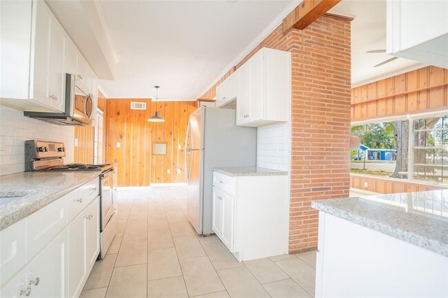 Photo - 495 Ave F SE