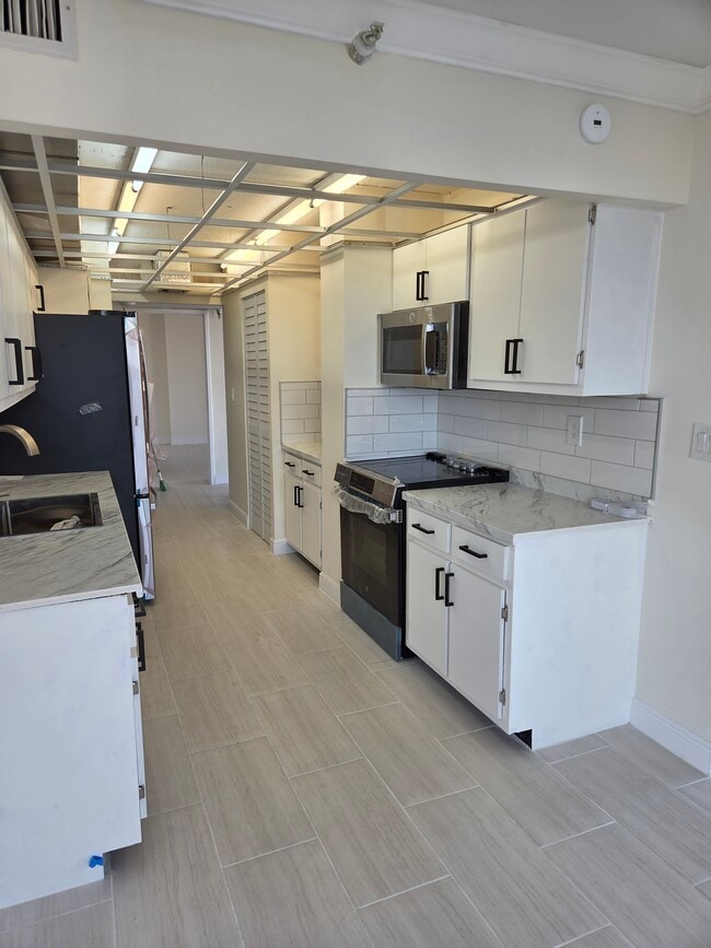 Kitchen - 290 174th St Unit Winston Towers 700, #1519