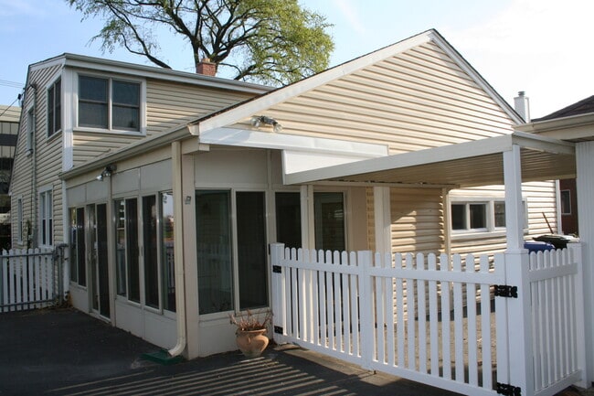 Photo - 1000 E Touhy Ave