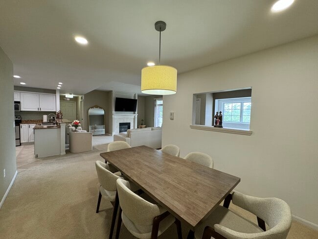 Building Photo - 5259 Twin Oaks Dr Unit 5259 Condo