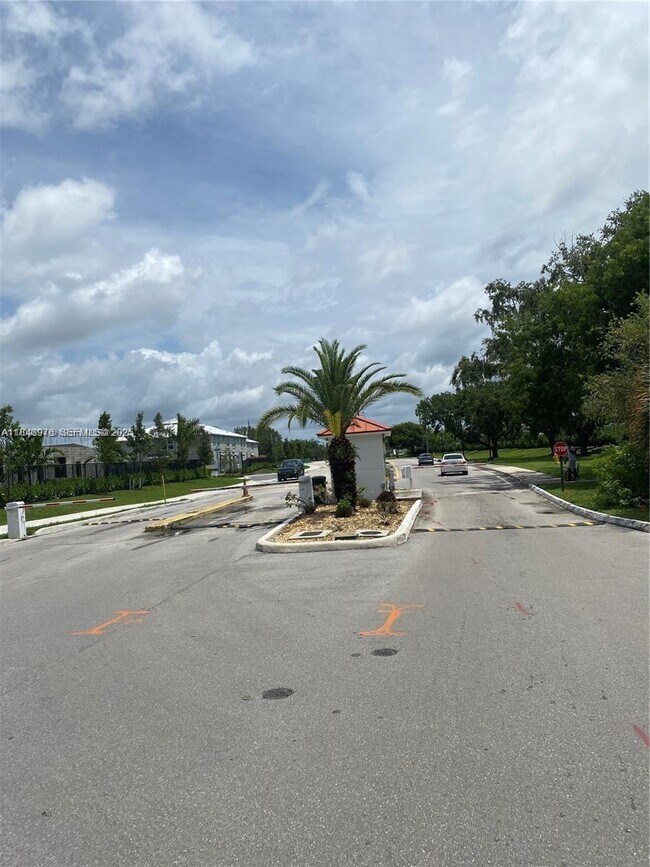 Photo - 2841 Somerset Dr Unit 117