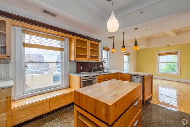 Penthouse 2BR, 1.5BA - 2,518SF - Kitchen
