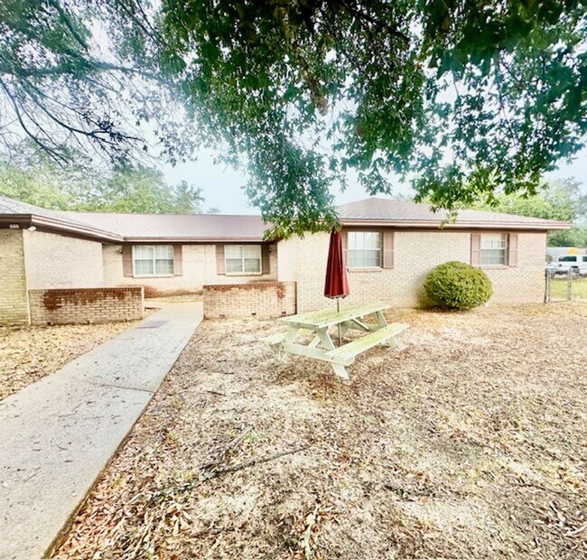 Building Photo - Spacious 3 Bedroom Duplex for Rent in Niceville!