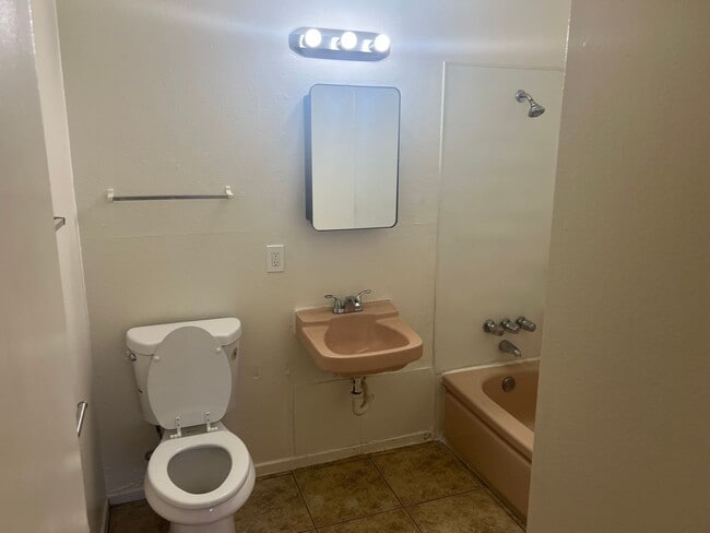 Photo - Available 1 Bedroom Condo In Central Las V... Unit 2