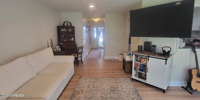 32 Redwood Dr