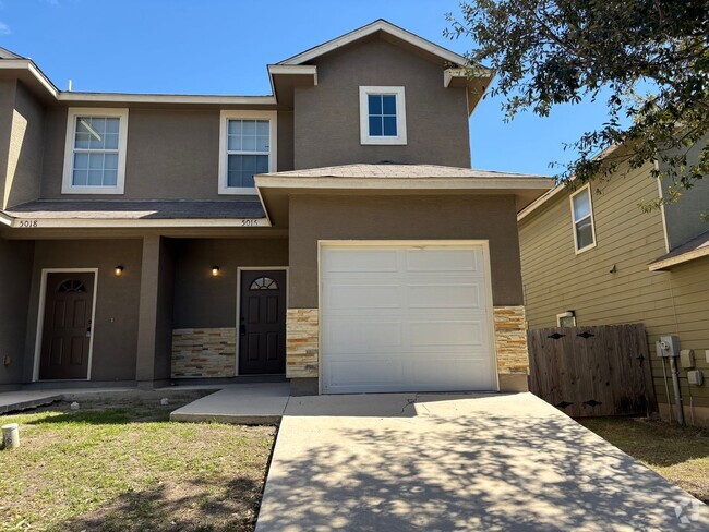 Building Photo - Beautifully Renovated Town-home - Near Med...
