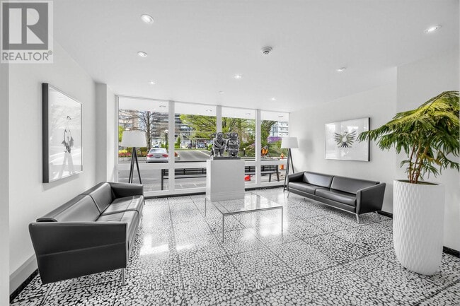 Photo - 561 Avenue Rd