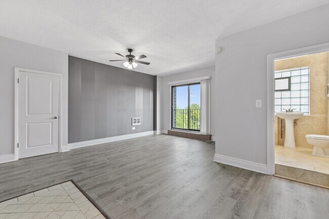 Photo - 4520 N Clarendon Ave Unit 802