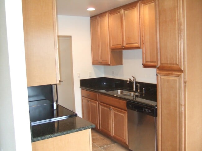 Photo - Excellent 2 bedroom 2 bathroom single story condo with private backyard. Unidad 19