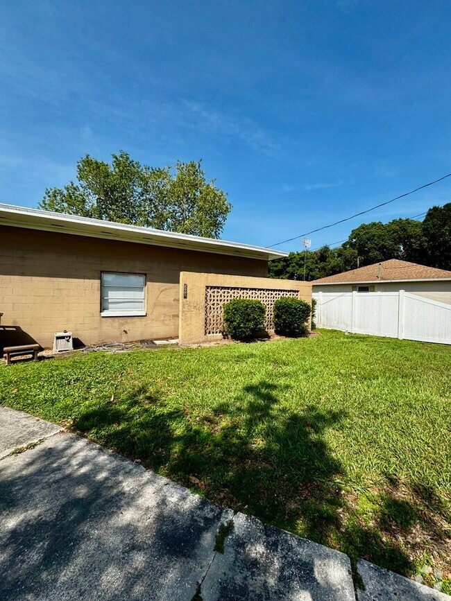 Building Photo - Clean & Cozy Cottage Available Rental
