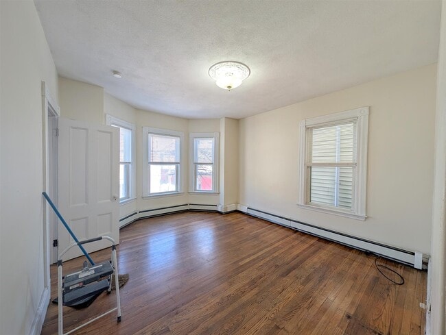 Building Photo - 392 Washington St Unit 2