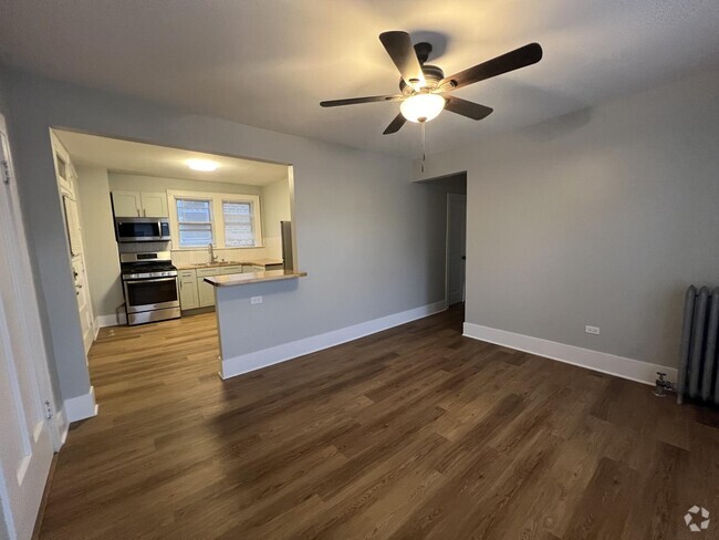 Building Photo - Great Location! Bright 2bd with Hardwood F... Unit 2E Rental