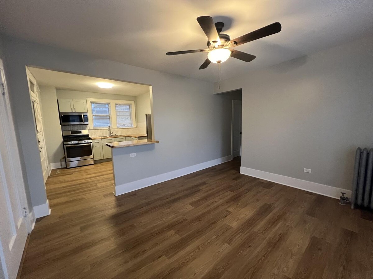 Great Location! Bright 2bd with Hardwood F... - Great Location! Bright 2bd with Hardwood F... Apartment Unit 2E