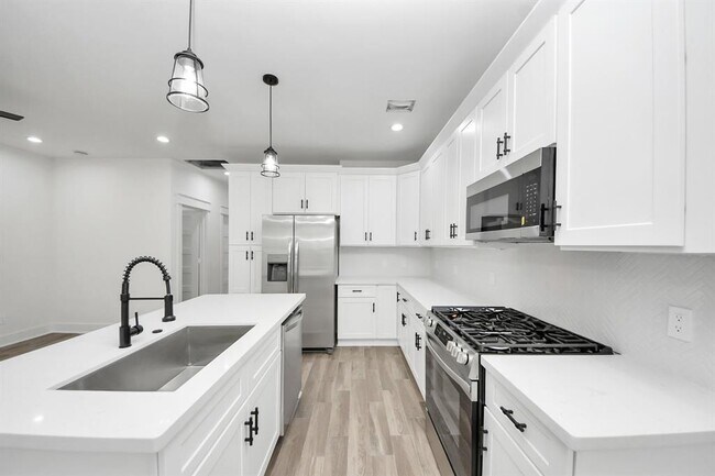 Photo - 701 E Canino Rd Apartment Unit B